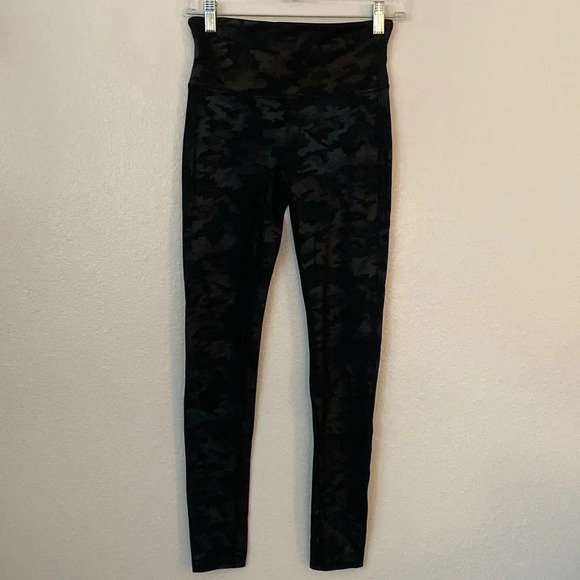 Spanx M Faux Leather Mayte Black Camo Leggings - Picture 4 of 11